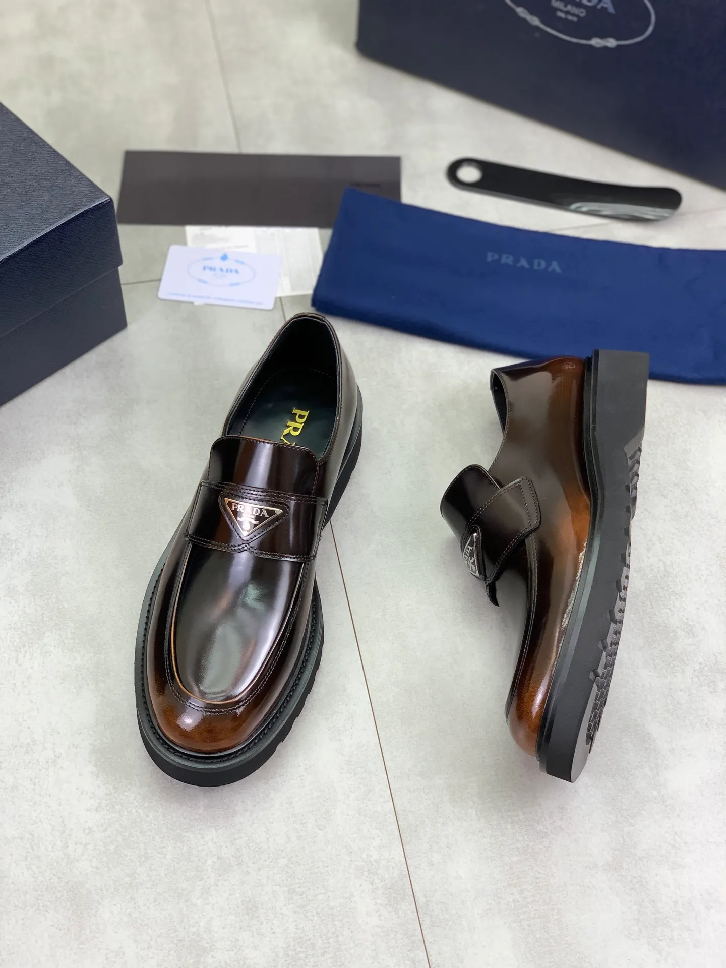 Factory price P860 💰Original quality, top version🔱 ＰＲＡＤＡPrada. Men's business casual leather shoes, top-quality leather shoes. 1:1 shipment ⬆️Luxurious and noble 👞All imported original color-rubbed edge beads, just to create a more comfortable wearing experience. Upper: Original comfortable open-edge bead rubbed color calfskin ➕Top imported water-dyed full cow lining, original lightweight and comfortable TPU foam combination bottom ✔️Code number: 39-45 (38.46 47 can be customized)